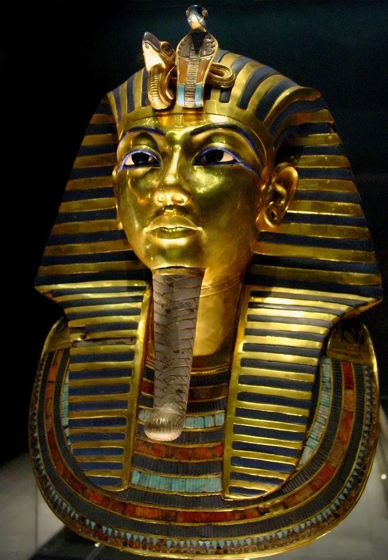  Pharaoh Ai Cập  Tutankhamun sinh năm 1341 TCN. Tutankhamun lên ngai vàng năm 1332 TCN khi 9 tuổi và chỉ cầm quyền trong 10 năm trước khi băng hà ở tuổi 19. Ảnh: National Trust for the Humanities.